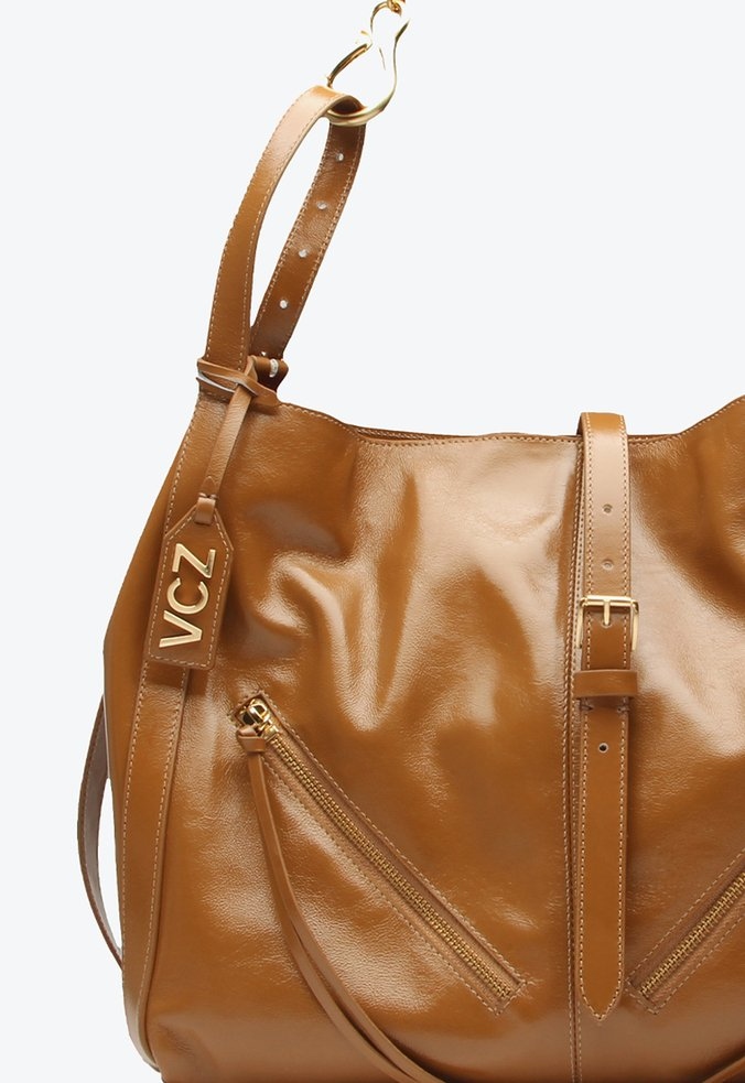 Bolsa Média Hobo Tiras Couro Alça Fivela Ziper Vicenza Camel