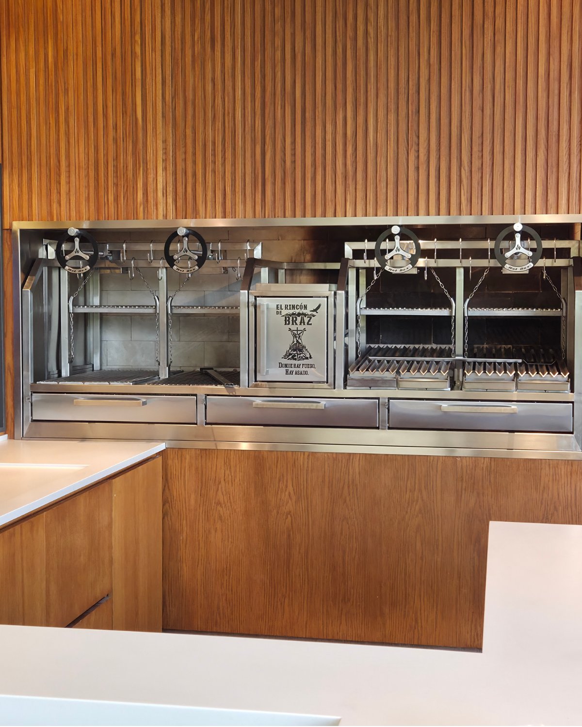 Parrilla HotBox profissional em inox instalada em cozinha de restaurante