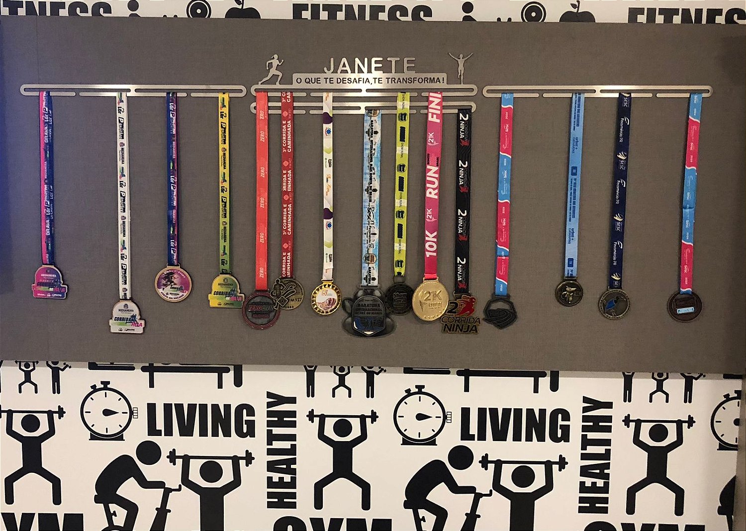 Combo Porta Medalhas Personalizado + Extensores