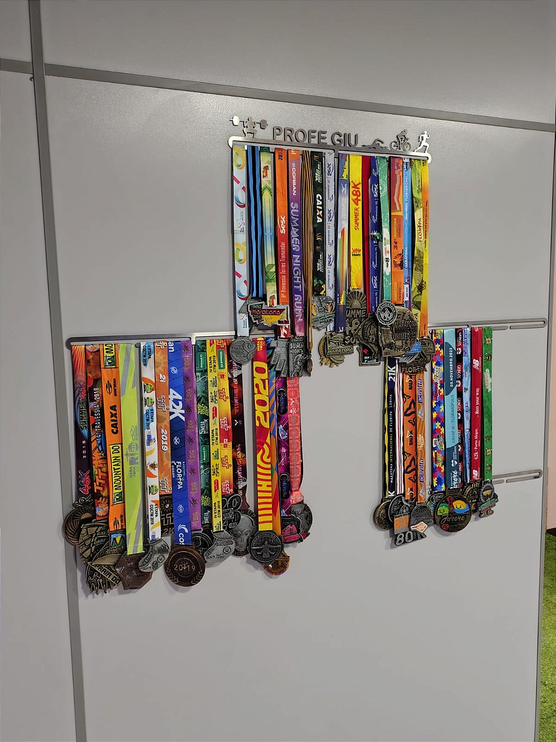 Combo Porta Medalhas Personalizado + Extensores