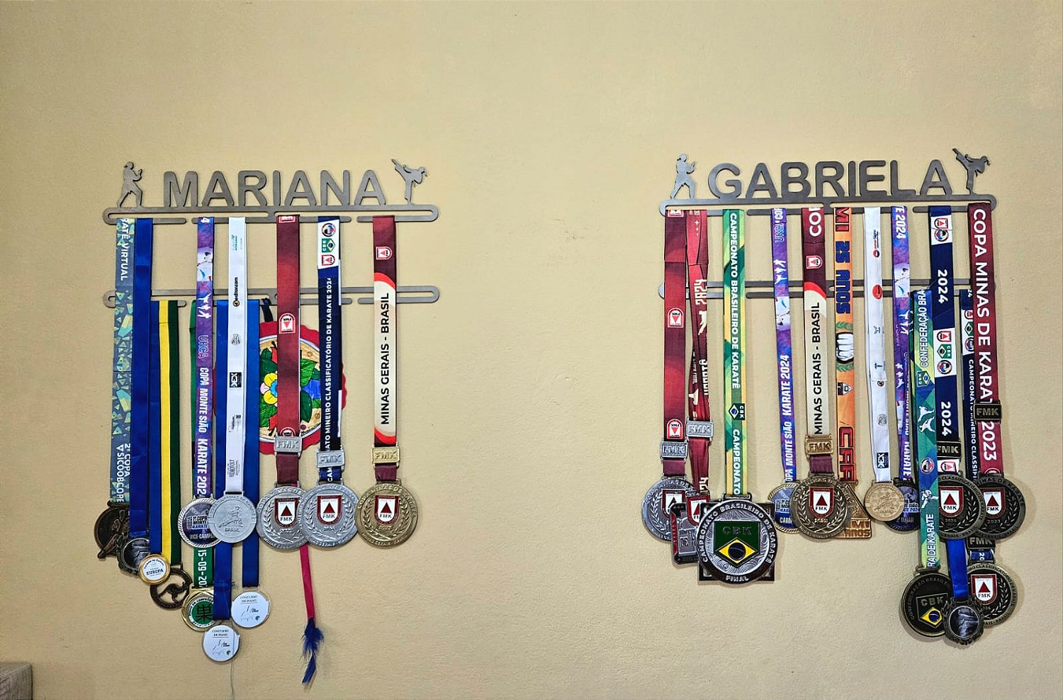 Combo 2 Porta Medalhas Personalizado + Extensor
