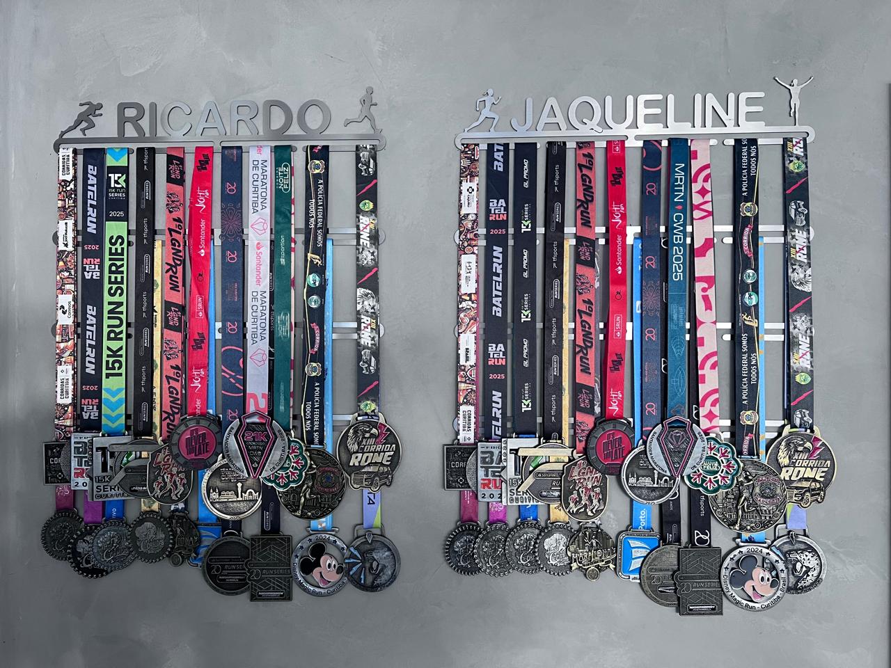 Combo 2 Porta Medalhas Personalizado + Extensor