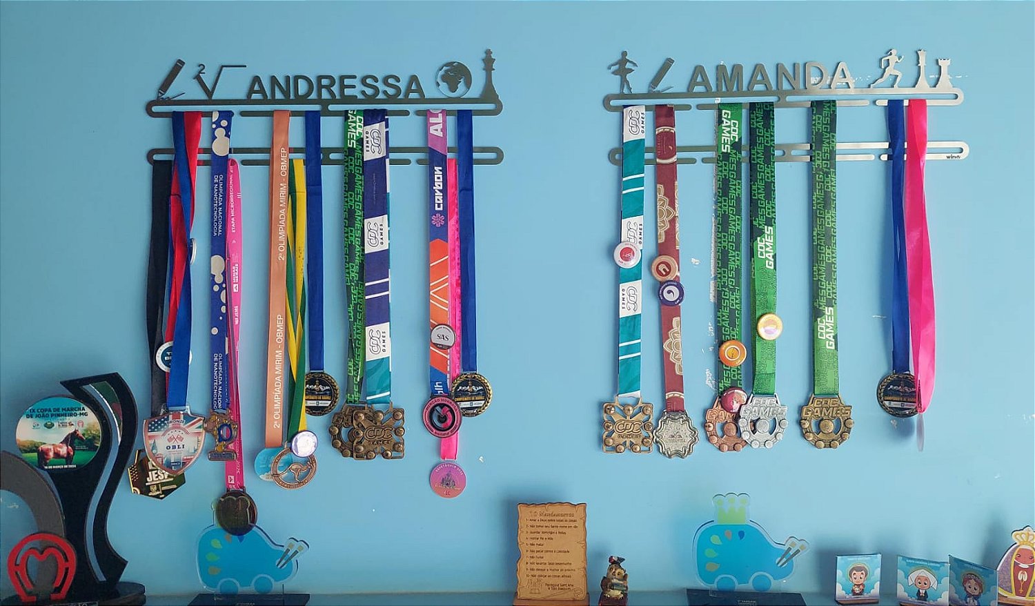 Combo 2 Porta Medalhas Personalizado + Extensor