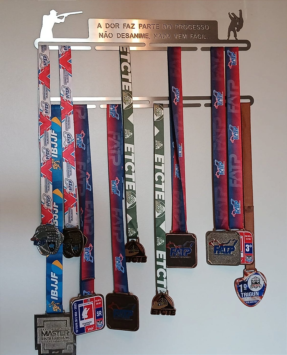 Combo 2 Porta Medalhas Personalizado Com Frase + Extensor