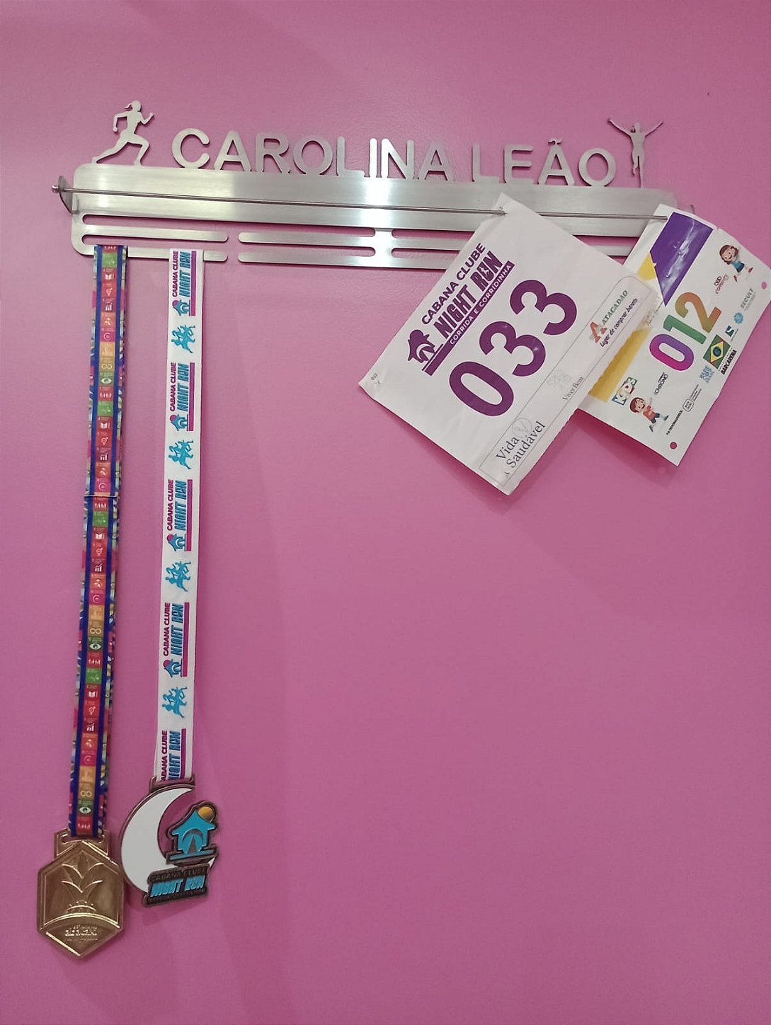 Porta Medalhas e Números de Peito Personalizado Com o Nome