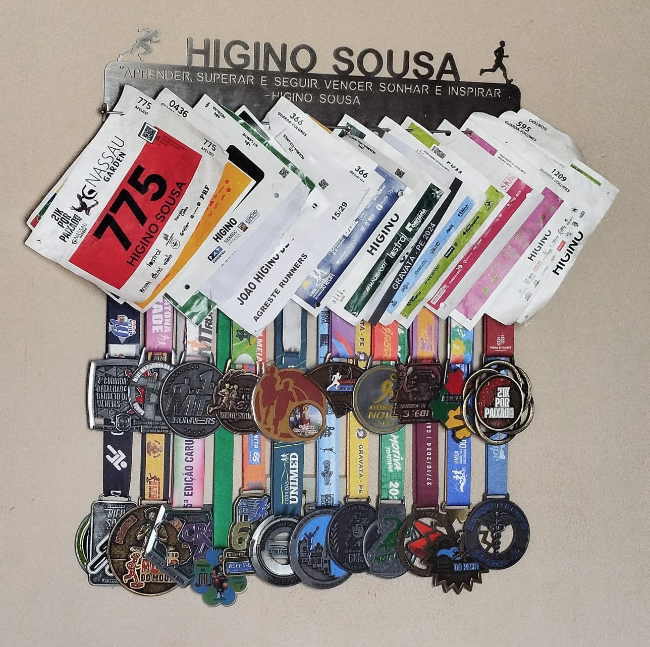 Porta Medalhas e Números de Peito Personalizado Com o Nome