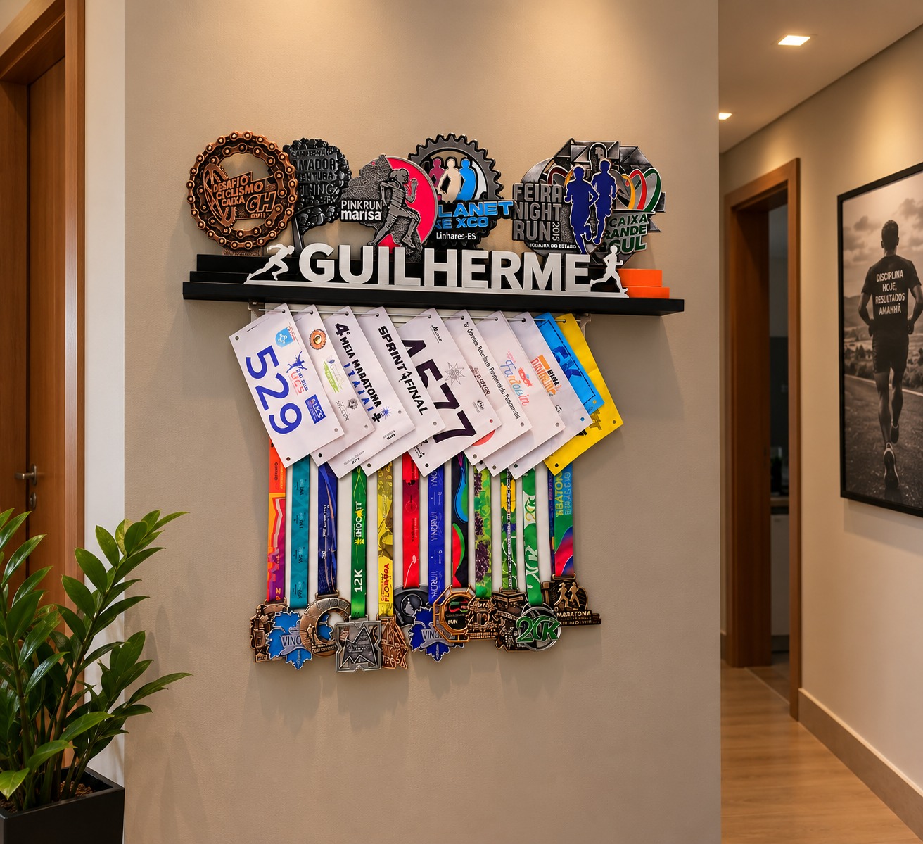 Porta Troféus, Medalhas e Números de Peito Personalizado Com o Nome