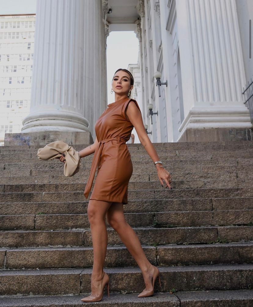 Vestido curto em couro ecológico na cor Caramelo Madame Ninna