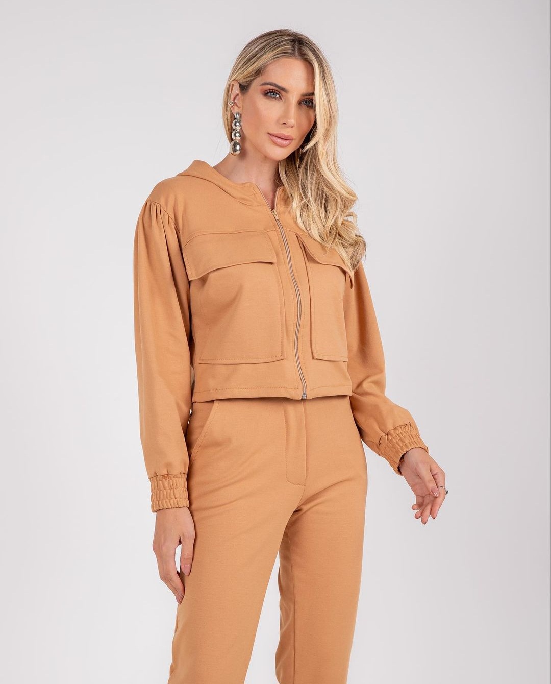 Conjunto de calça e cropped jaqueta na cor caramelo Madame Ninna