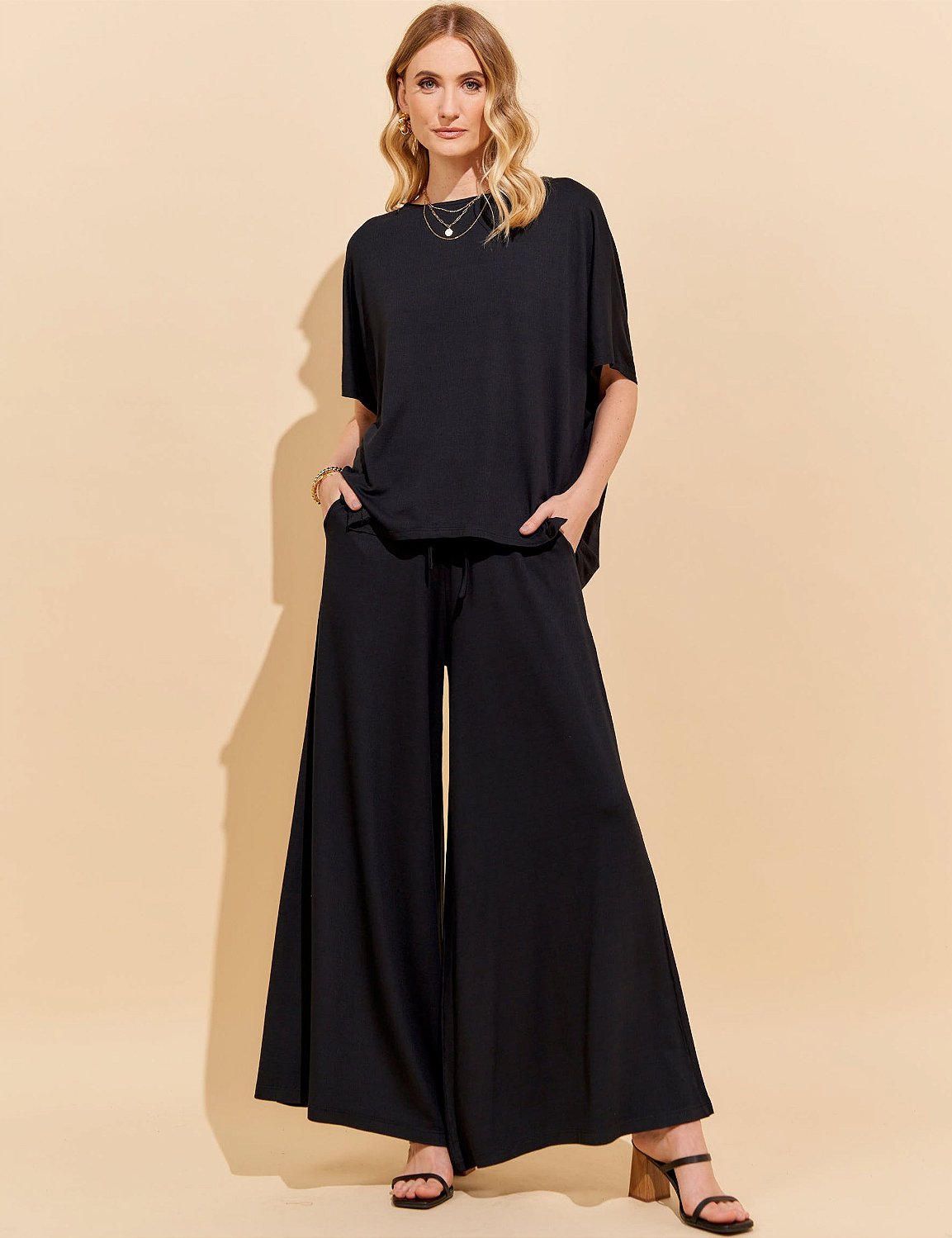 Conjunto de calça pantalona e blusa ampla Milena Preto Madame