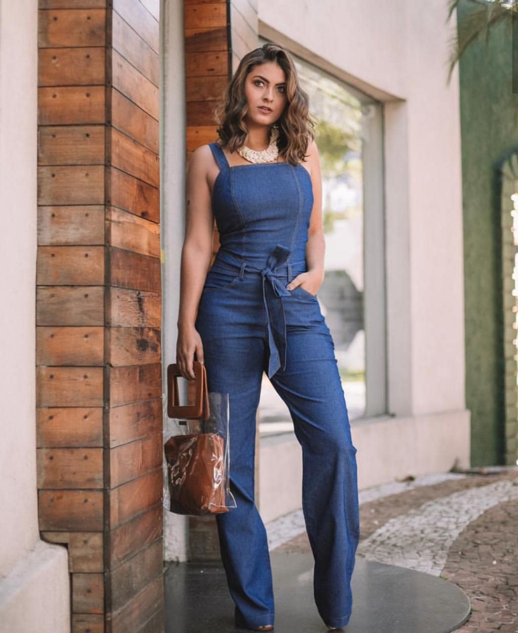 Foto: Moda jeans no verão: macacão em denim com decote reto e