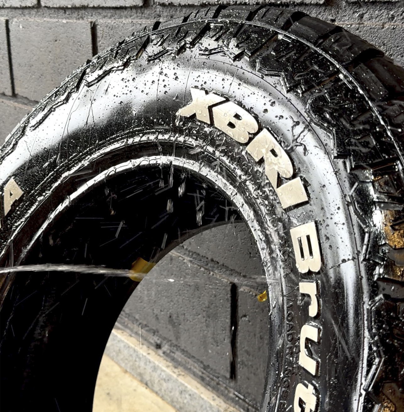 Pneu protegido sob chuva