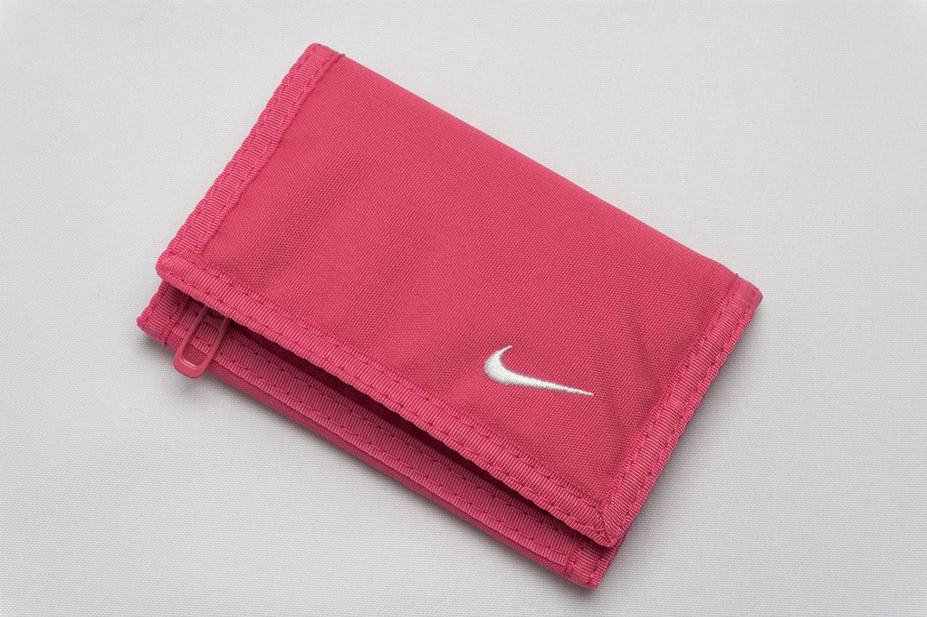 Carteira Nike Basic Pink Foil With - Rosa - Vip Sports | Aqui você encontra  roupas e artigos esportivos com frete rápido e parcelamento.