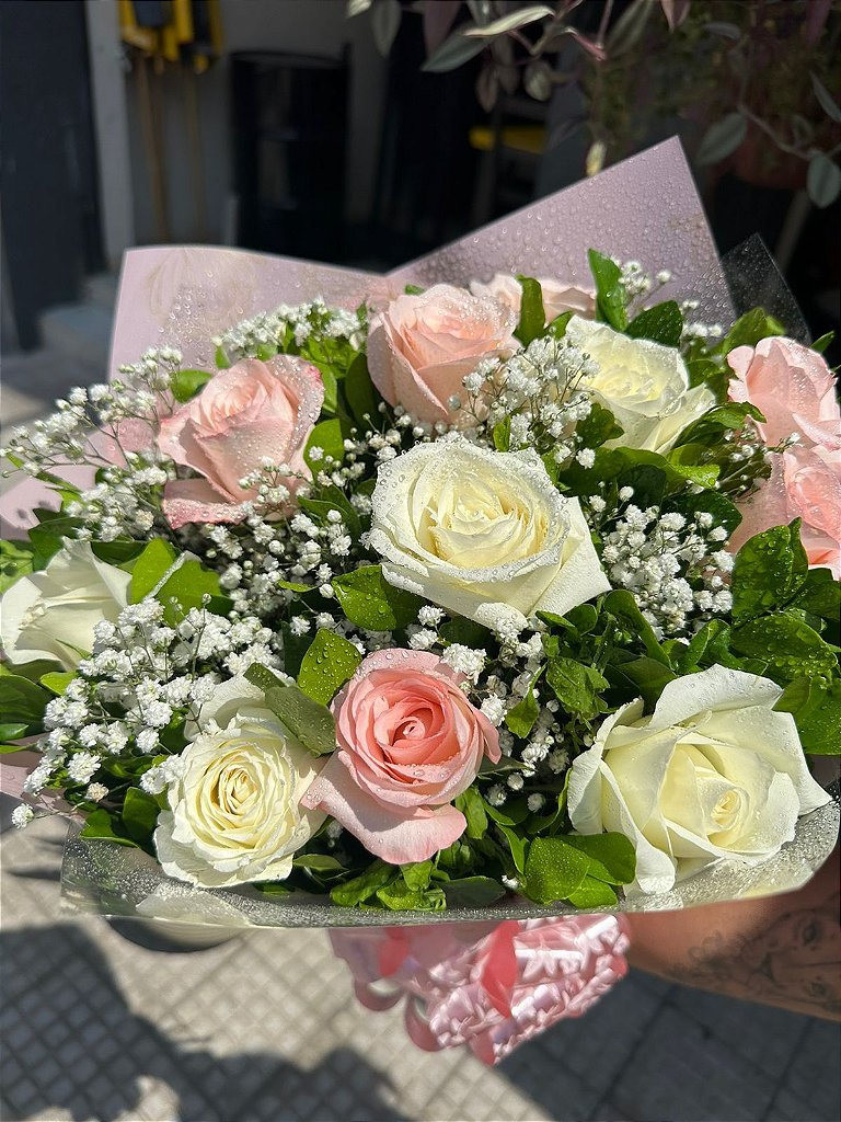 Buque Rosa Buque De Rosa Branca BUQUÊ DE 4 ROSAS BRANCAS COM 5 ROSAS COR DE ROSA