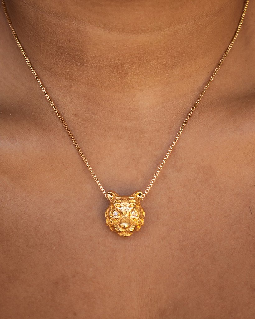 Colar com pingente de tigre cravejado dourado Briana - Auty Club |  Acessórios e bijuterias finas