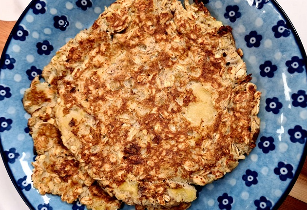 panqueca fit de farinha de aveia com tâmaras e castanhas Cravo Club