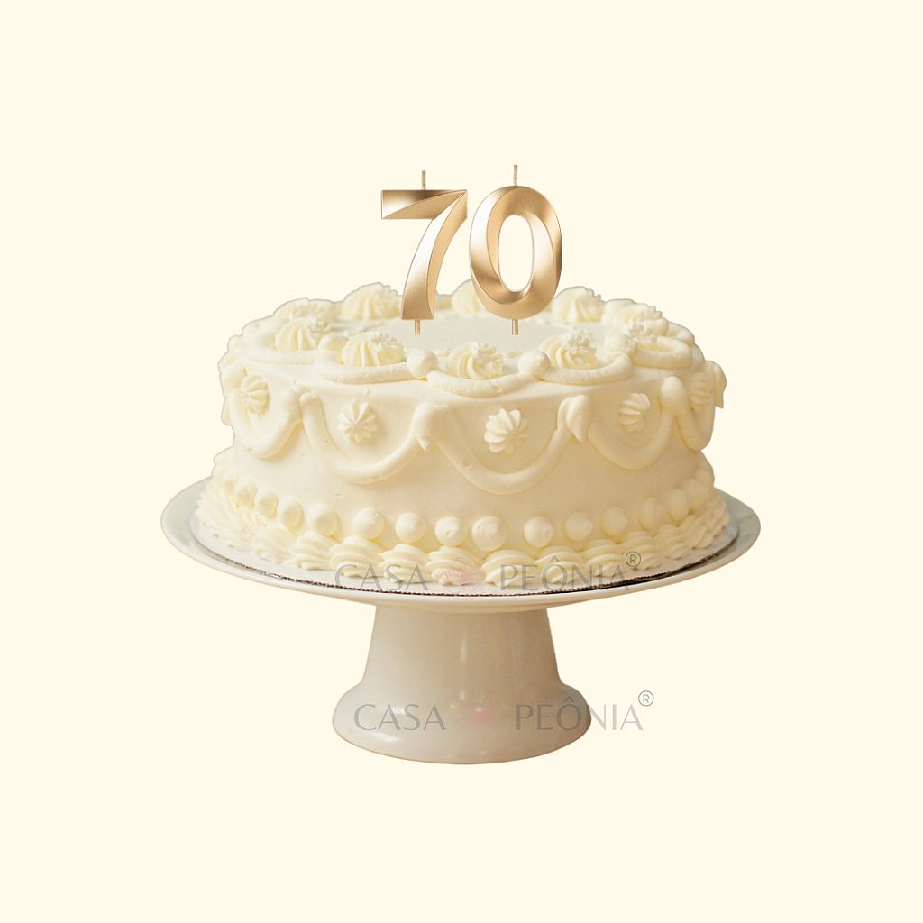 Lindo bolo de aniversário de 70 anos em suporte dourado