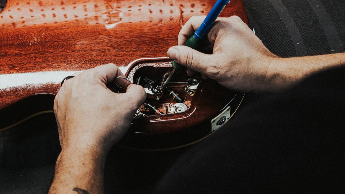 Instalação de capacitor no circuito de guitarra
