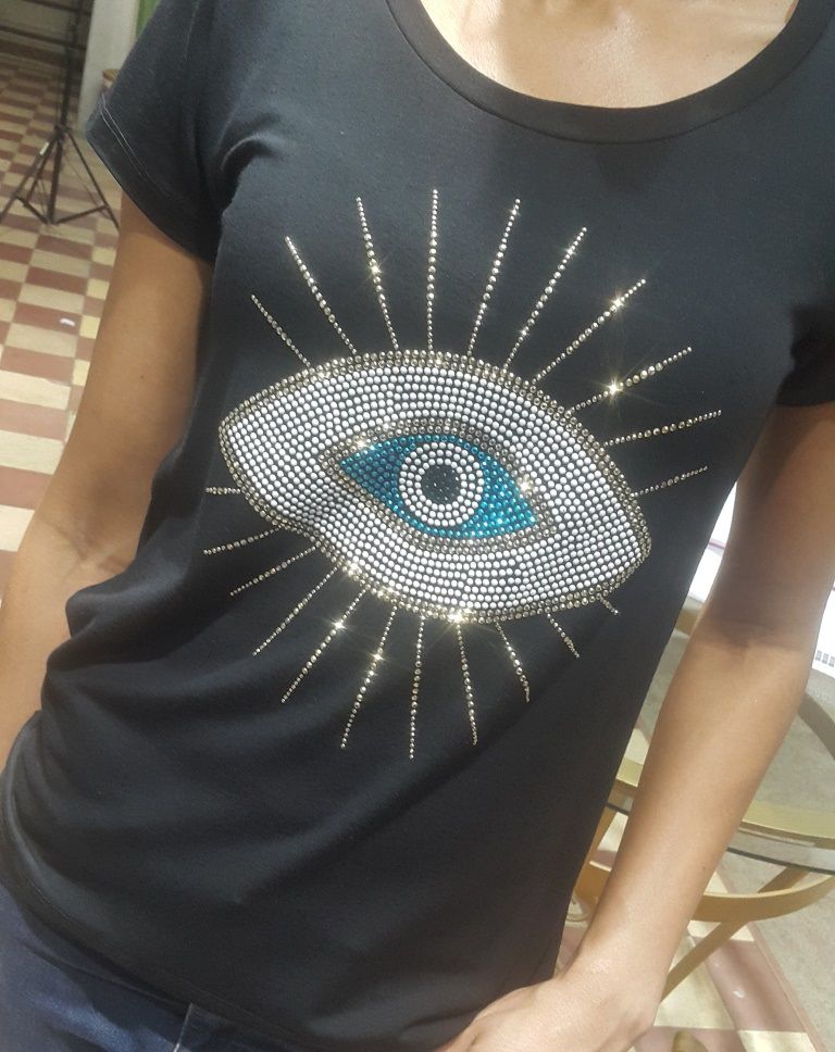 Camiseta T-Shirt Feminina Com Aplique de Olho Grego em Strass Dourados -  Sweet Loretta Moda Feminina