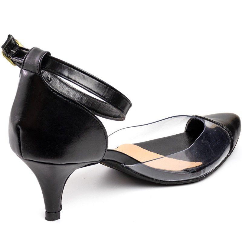 sapato preto com transparencia