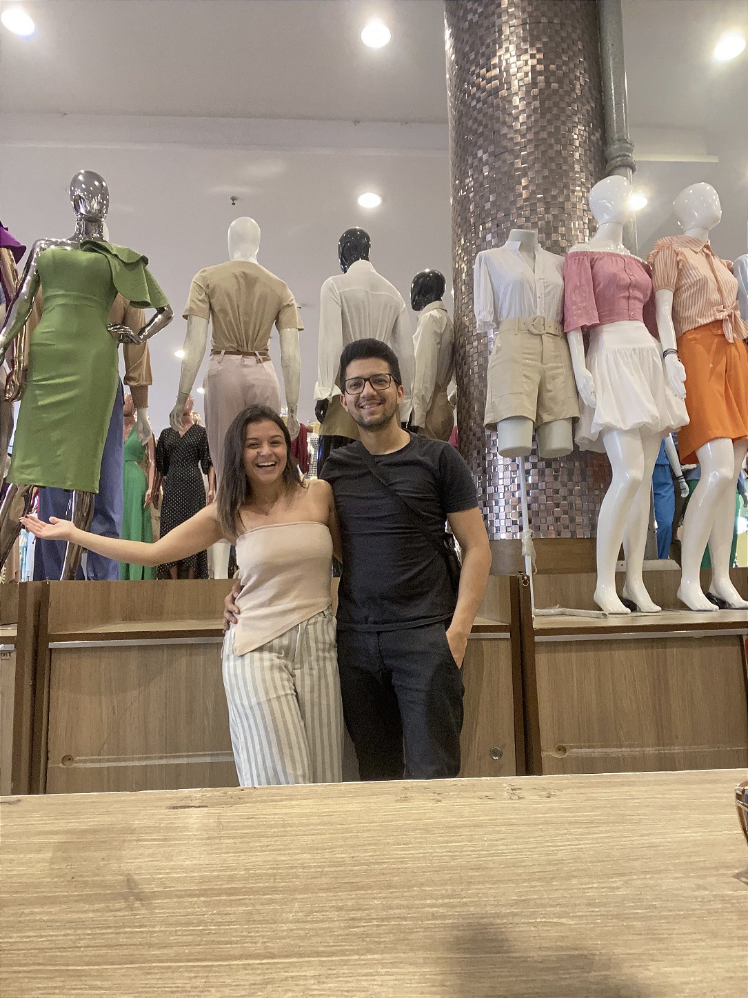 Danielle e Denis na feira do Brás, no início da Coralick