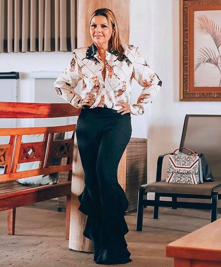 calça flare com babado