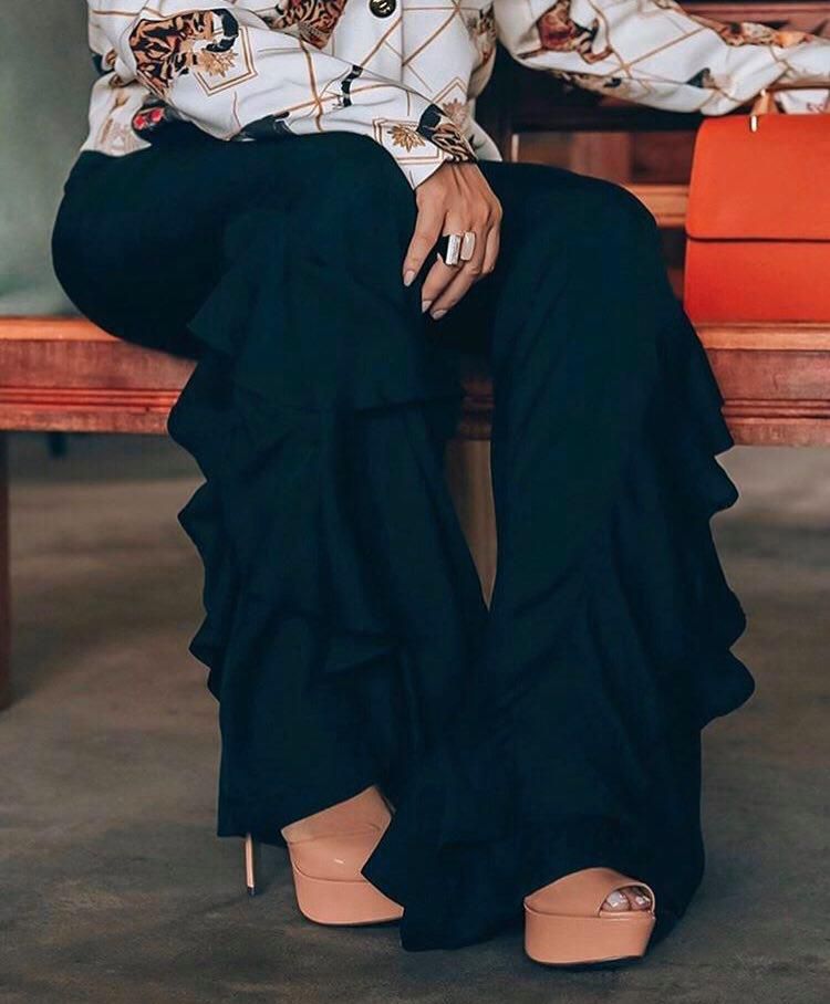 calça flare com babado
