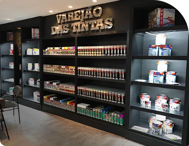 Interior de uma loja do Varejão das Tintas com prateleiras coloridas