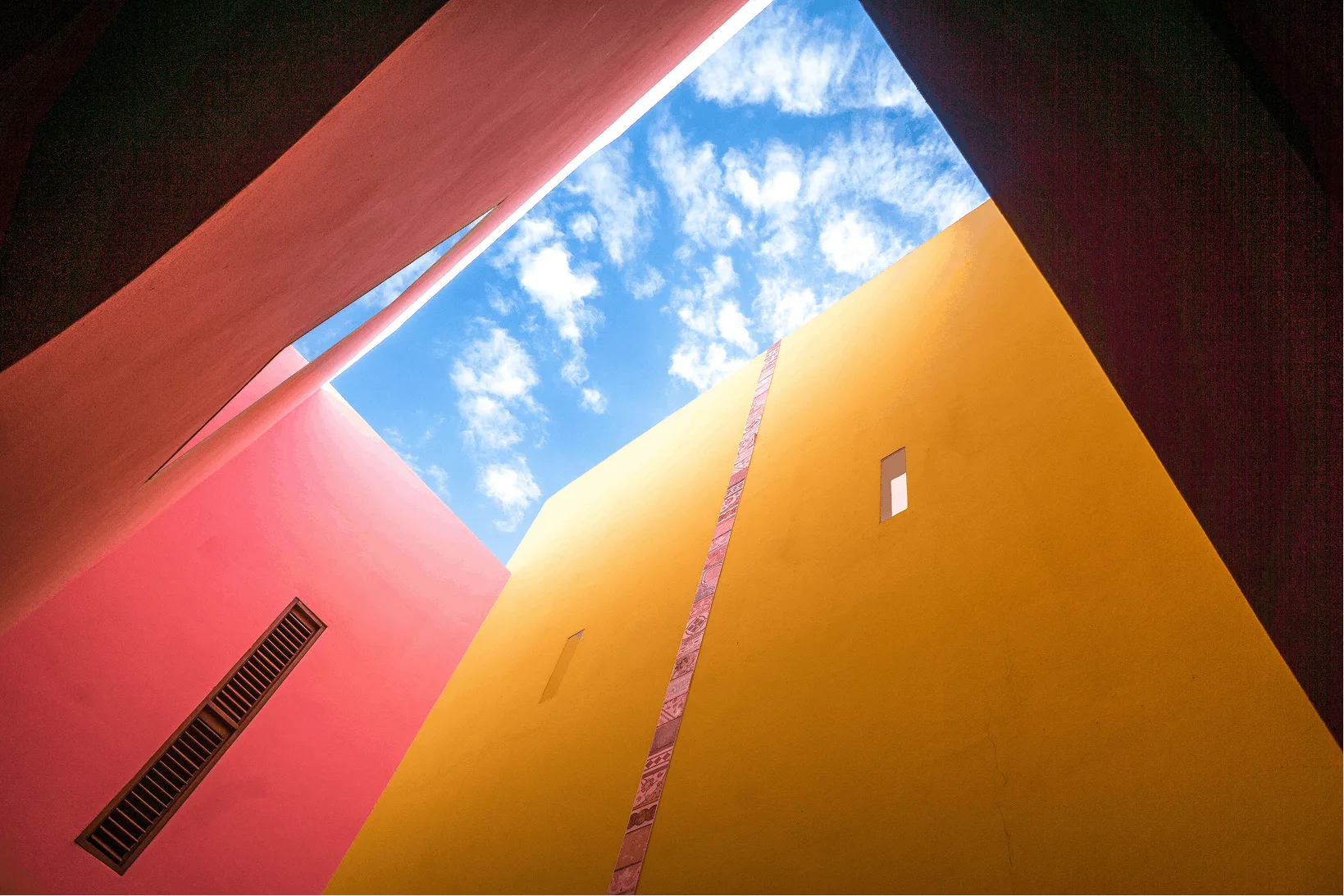 Parede pintada com várias cores em uma loja do Varejão das Tintas