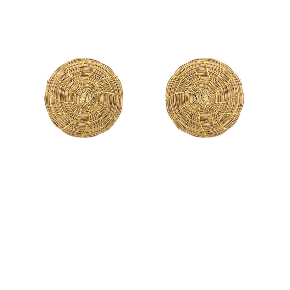 Brinco Capim Dourado Mandala Pequena | Raiz de Origem - Raiz De Origem