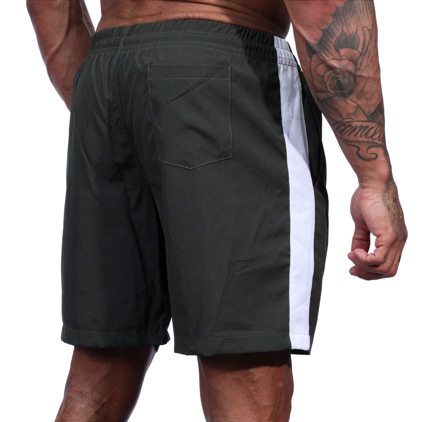 Short Tactel Listrado Elastic Masculino MXD Conceito 3 Bolsos Verde Militar Com Listra Branca