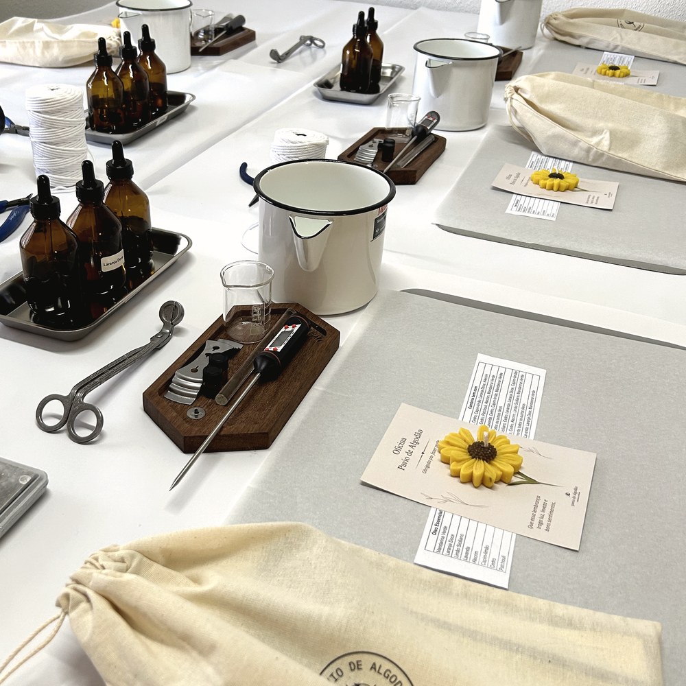 Grupo de participantes da oficina de velas aromáticas na Pavio de Algodão