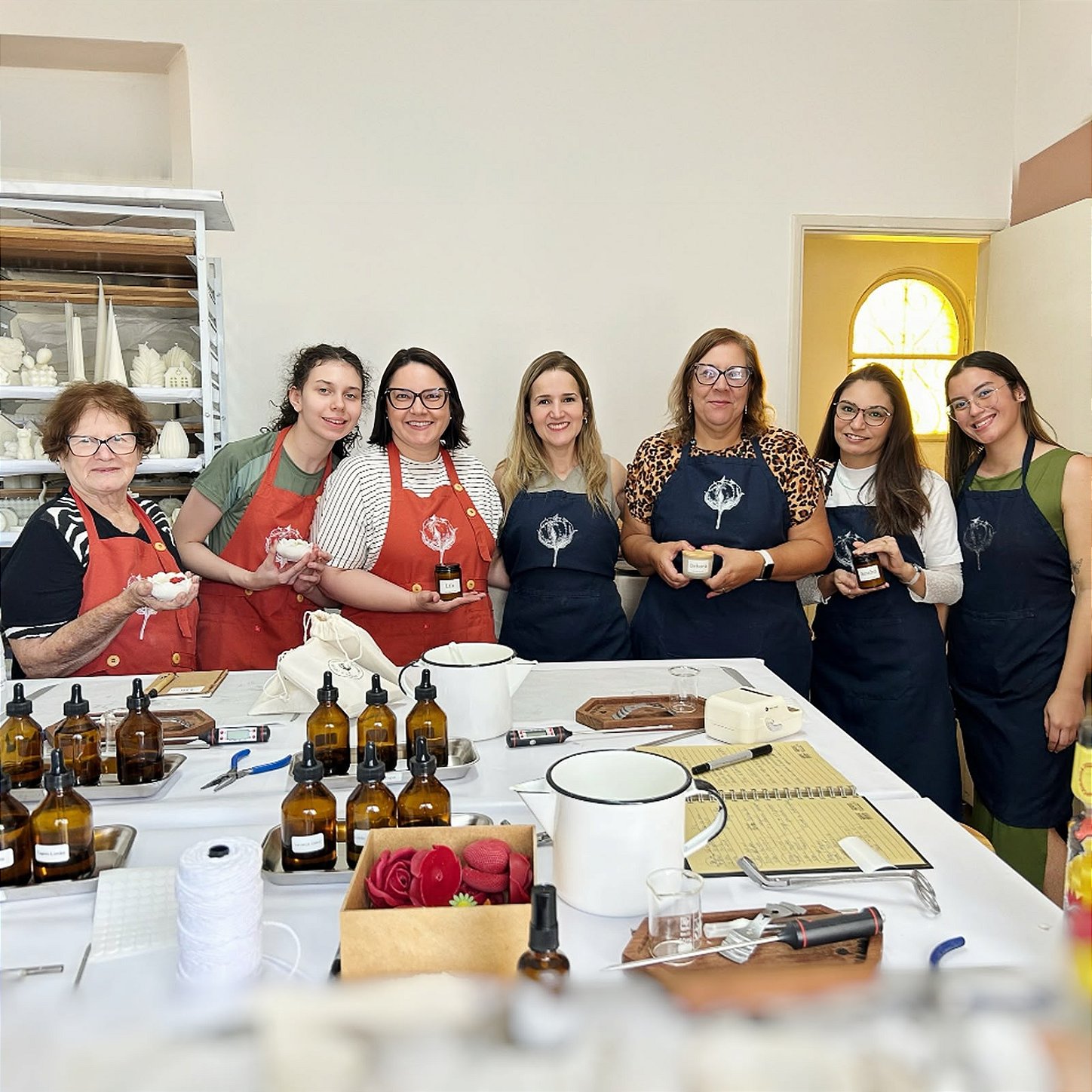 Grupo de participantes da oficina de velas decorativas na Pavio de Algodão
