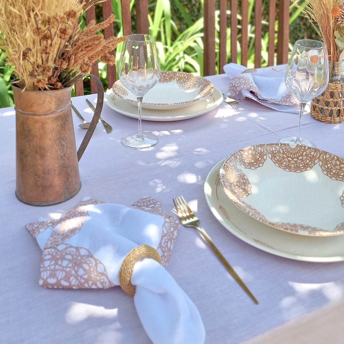 Aparelho de jantar sobre mesa posta elegante