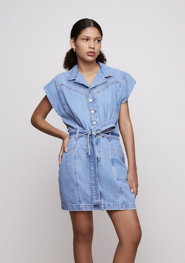 Foto: Moda jeans no verão: vestido curto com decote reto e botões