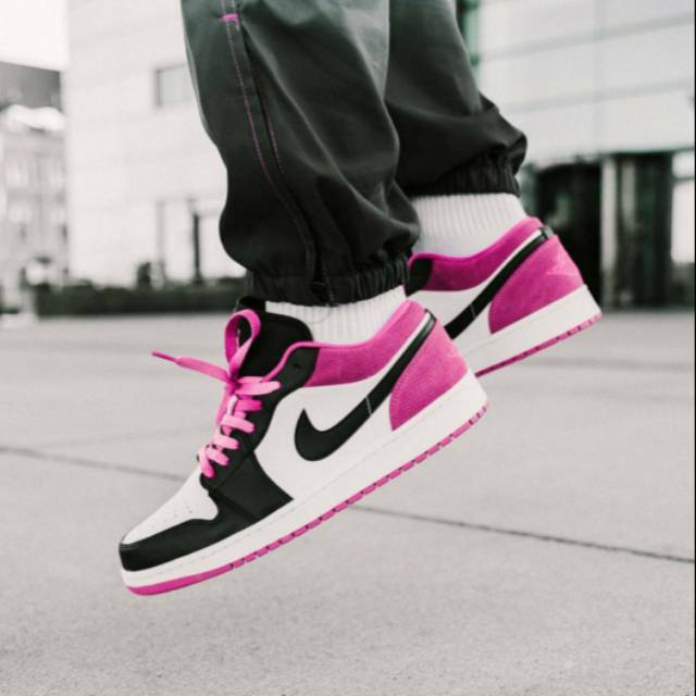 Air Jordan 1 Low SE Fuchsia | Womens Feet