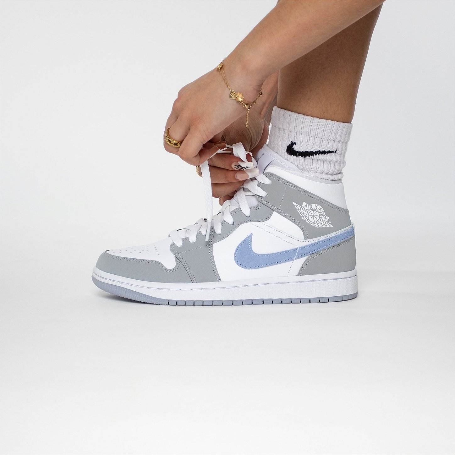 Air-Jordan-1-Mid-Wmns-Wolf-Grey-Aluminum-Feminino