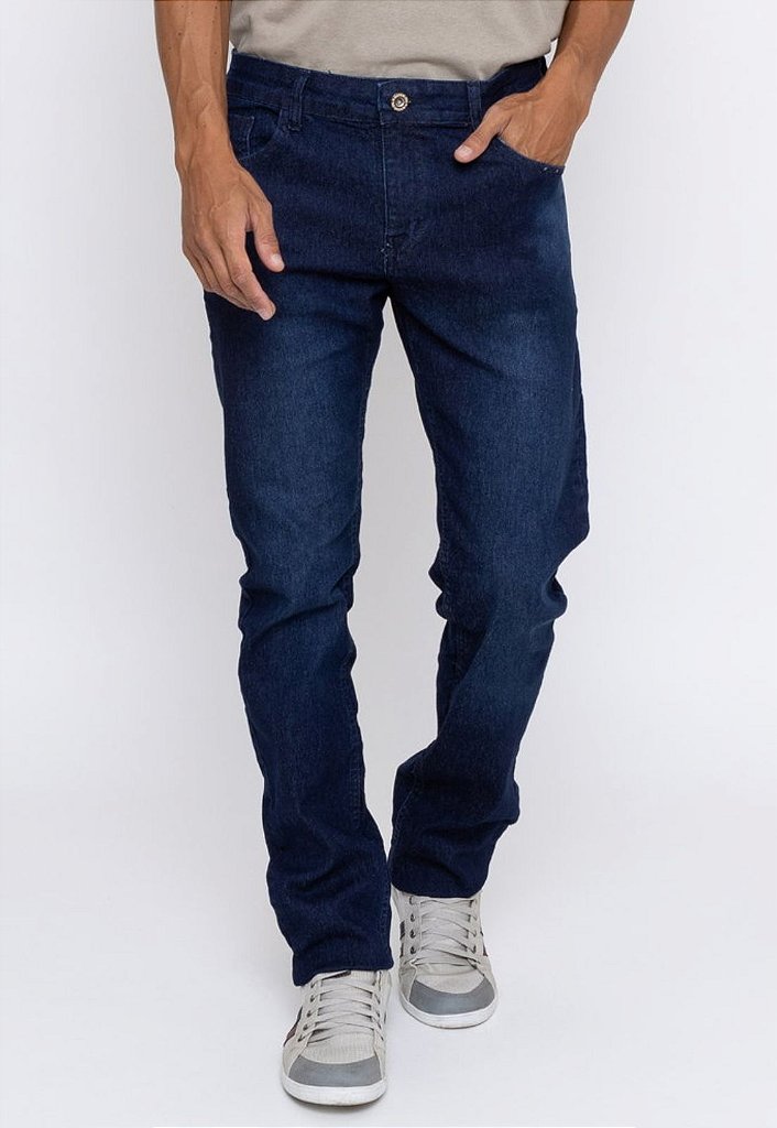 Calça jeans masculina reta, composta por bolsos frontais, bolso