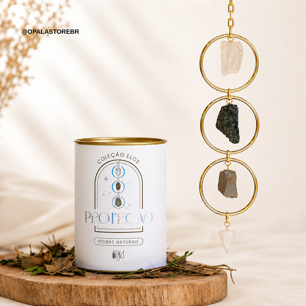 Móbile Proteção Energética Opala Store, cristais naturais Turmalina Negra, Quartzo e Hematita, acabamento dourado, fundo claro