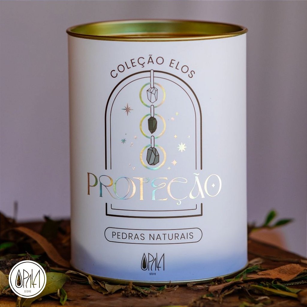 Detalhe de pedras do móbile dourado Opala Store, Quartzo Translúcido polido entre Turmalina Negra e Hematita