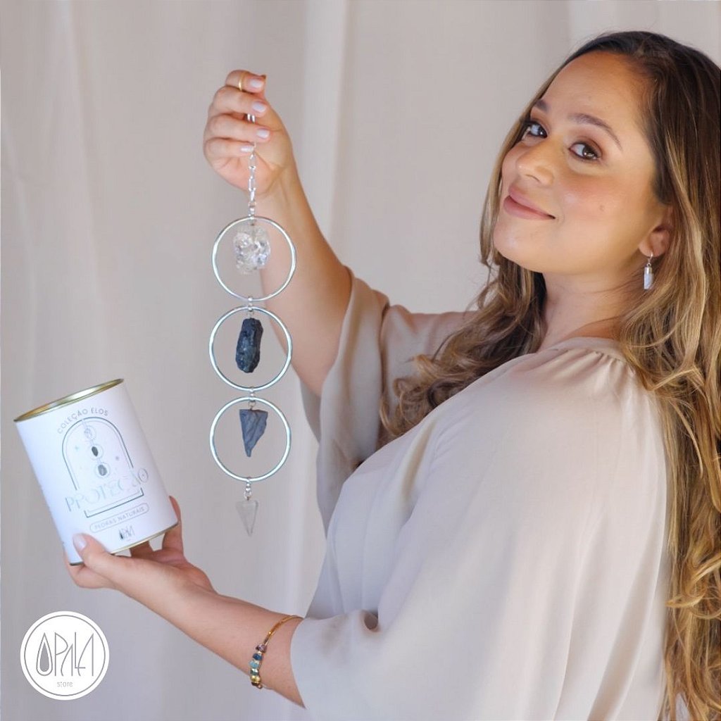 Móbile de cristais naturais Opala Store pendurado em ambiente de meditação, acabamento prateado, luz difusa