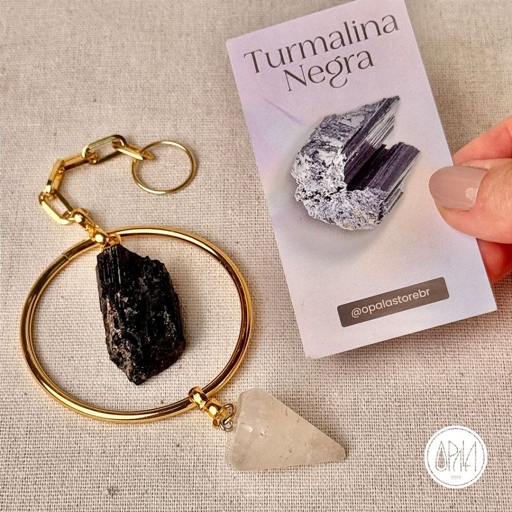 Pendente de Proteção Energética P Dourado Opala Store, alumínio dourado com Turmalina Negra e Cristal Translúcido, 15 cm, fundo claro