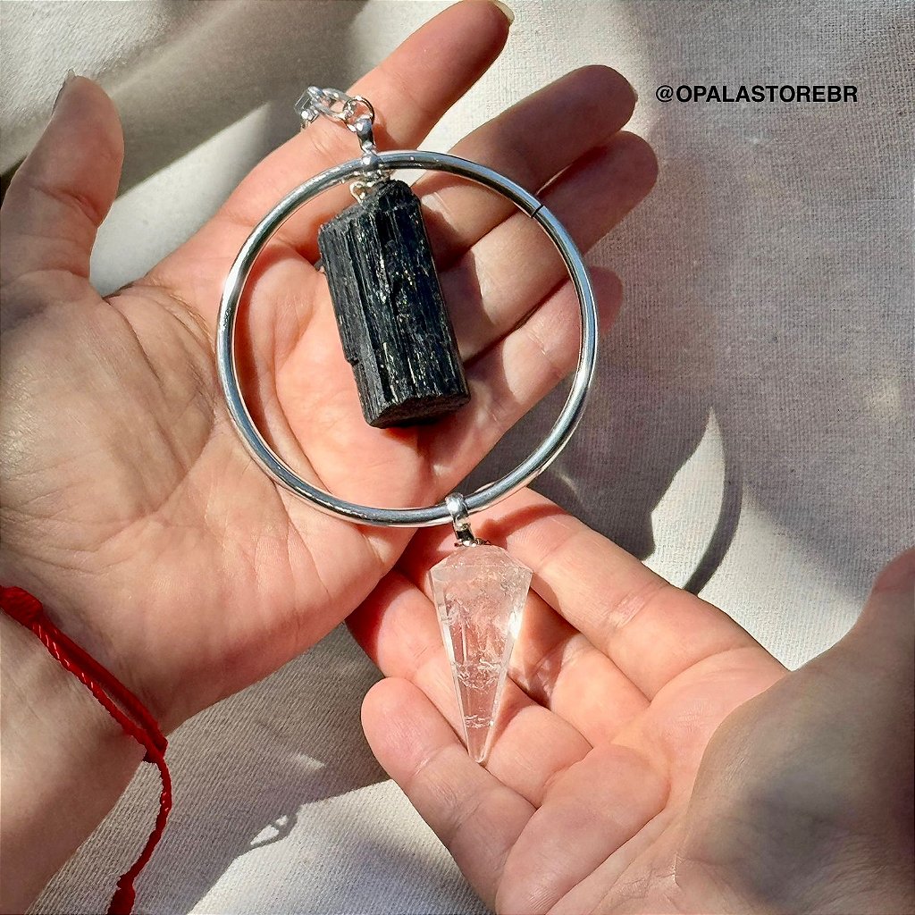 Detalhe da turmalina negra no Pendente de Proteção Energética G Prateado Opala Store, cristal natural escuro em suporte de alumínio prateado