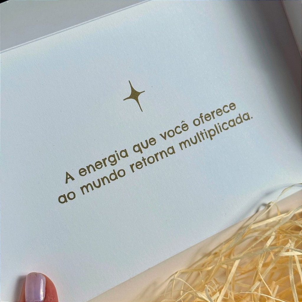 Interior da Caixa Presente G Opala com cristais e cartas dispostos, fundo lilás, cena de montagem de kit