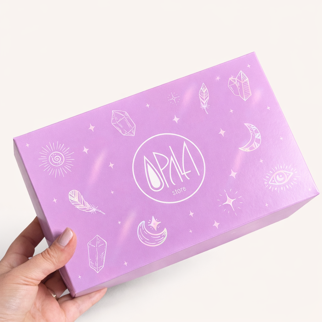 Caixa Presente G Opala Store em papel cartão roxa lilás com ilustrações místicas acabamento premium fundo claro
