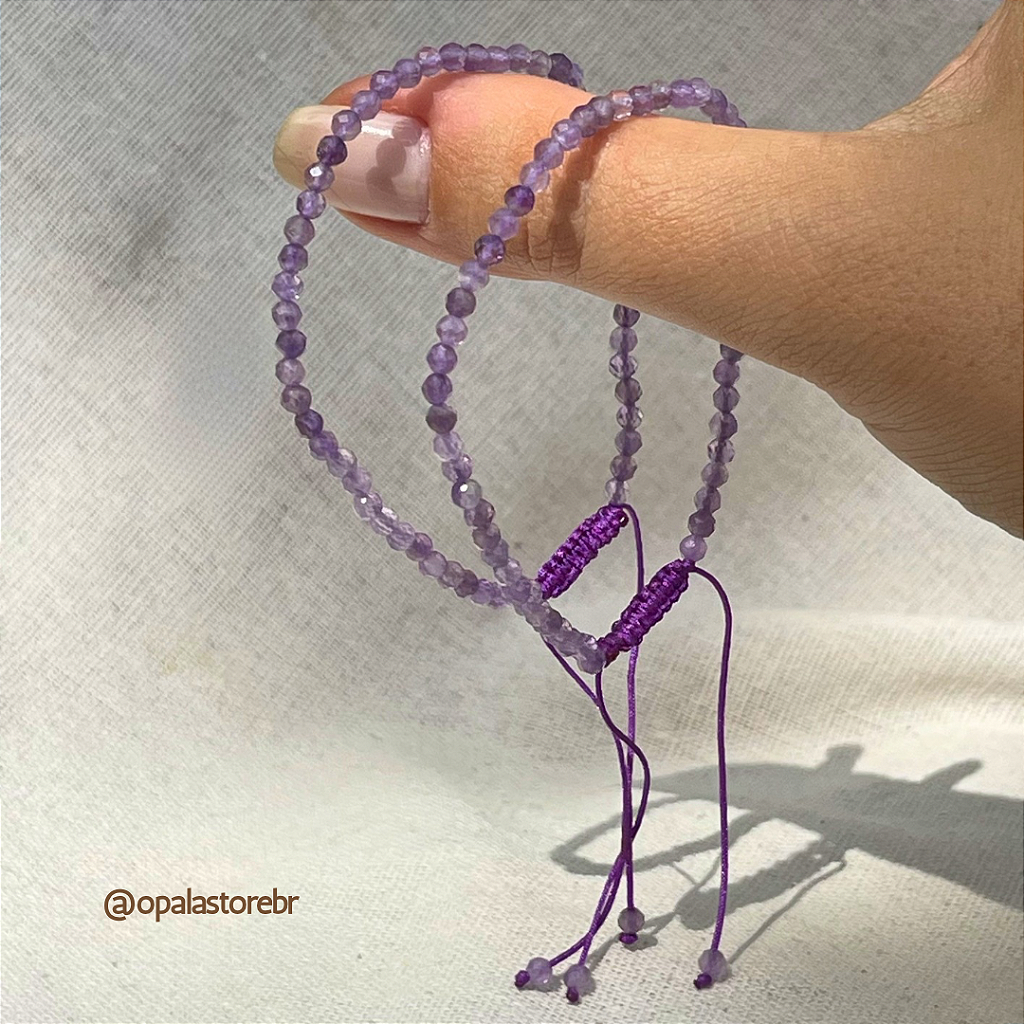 Pulseira Ametista Esferas Facetadas 4mm Opala Store, pedra natural roxa, acabamento facetado, fio encerado ajustável