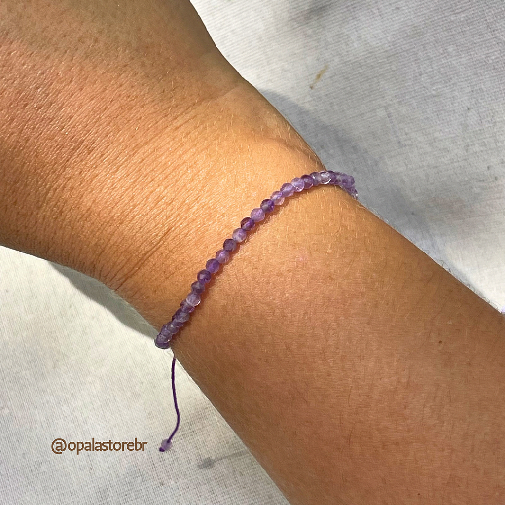 Pulseira Ametista esferas facetadas 4mm em uso, tom roxo natural, fio encerado visível