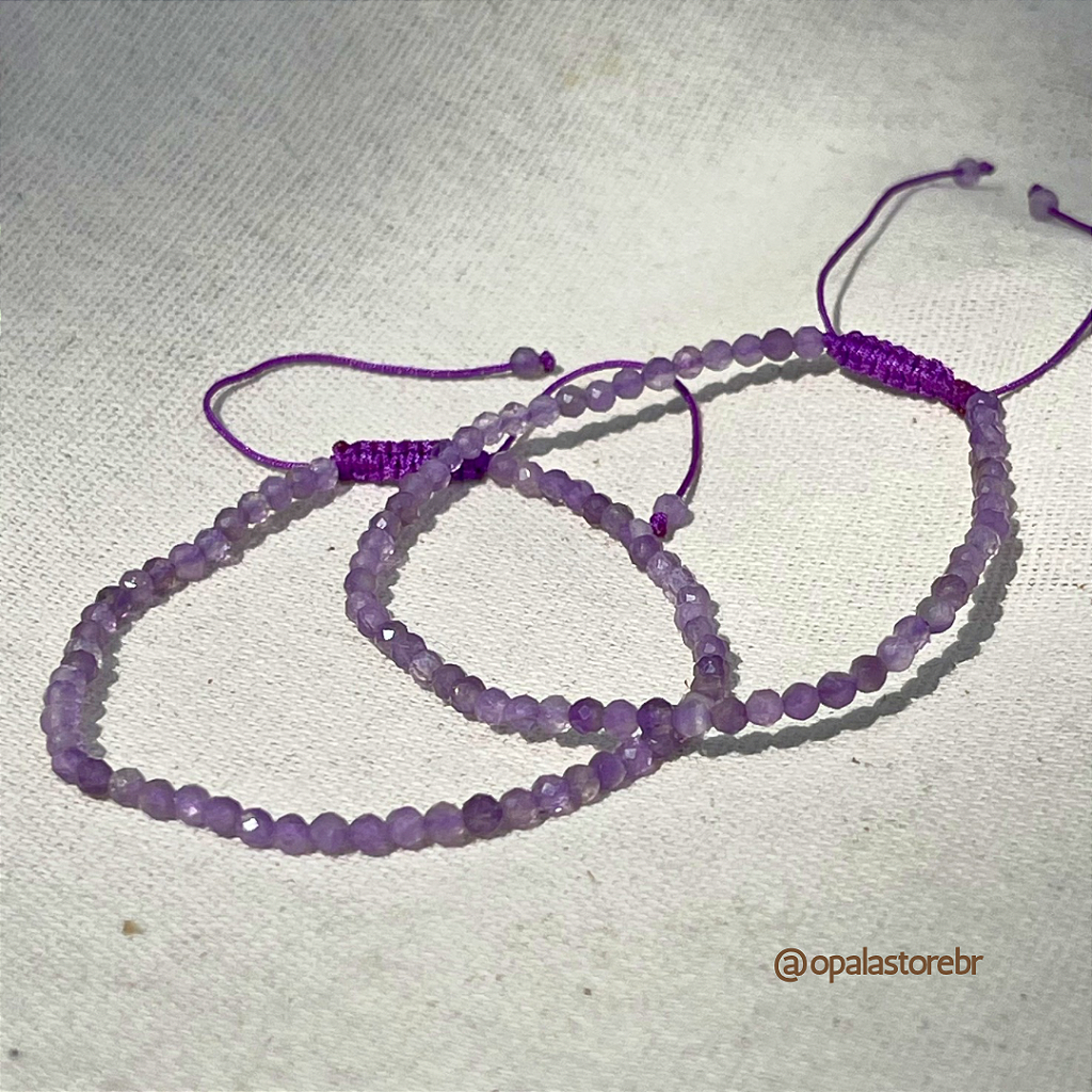 Detalhe do fio encerado ajustável da Pulseira Ametista Esferas Facetadas 4mm, fechamento deslizante