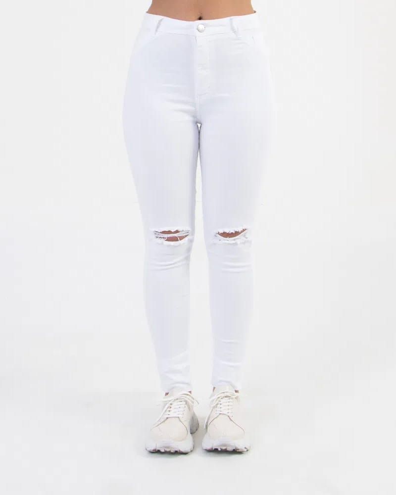 calça branca com rasgo no joelho