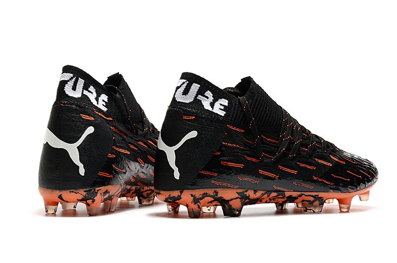 chuteira puma preta e laranja
